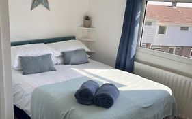 Cosy Coastal Home - 5 Mins Walk From The Beach